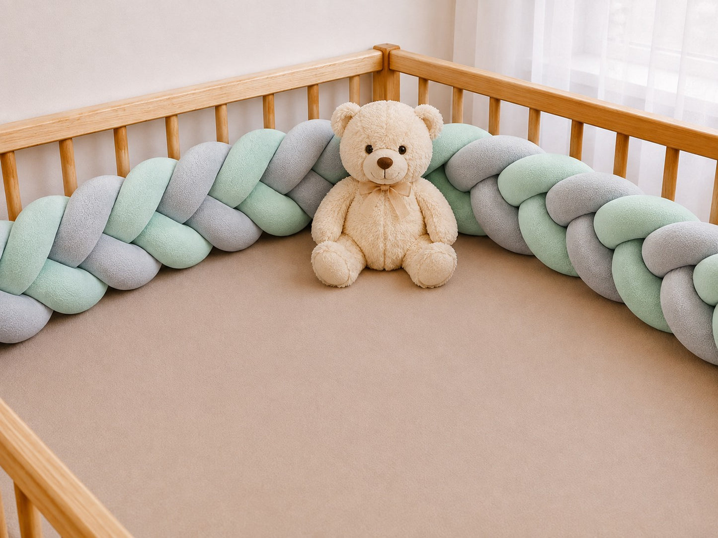 Tour de lit tressé menthe et gris pour décorer la chambre bébé