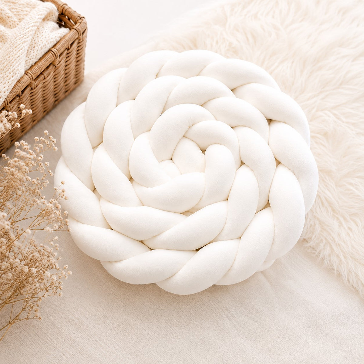 Protection de lit bébé avec tour de lit tressé blanc moelleux 4 brins.