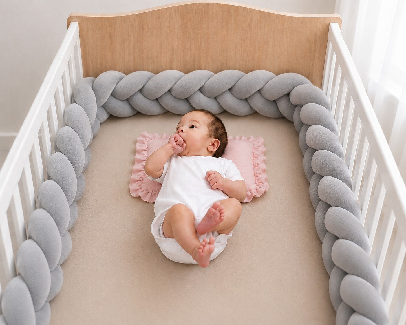 Protection de lit bébé tressée grise disponible en 1m, 2m, 3m et 4m.