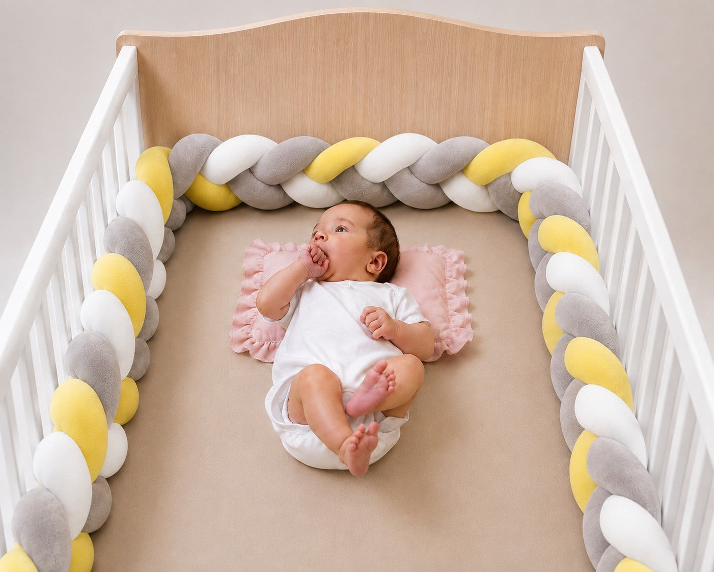 Tour de lit bébé tressé 3 brins jaune gris blanc avec rembourrage en coton.