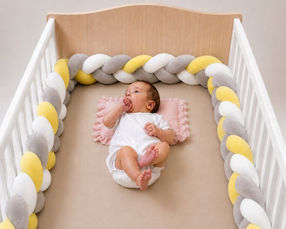 Tour de lit bébé tressé 3 brins jaune gris blanc avec rembourrage en coton.
