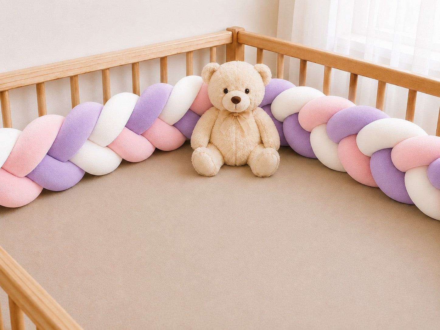 Tour de lit bébé tressé à 3 brins rose blanc violet.