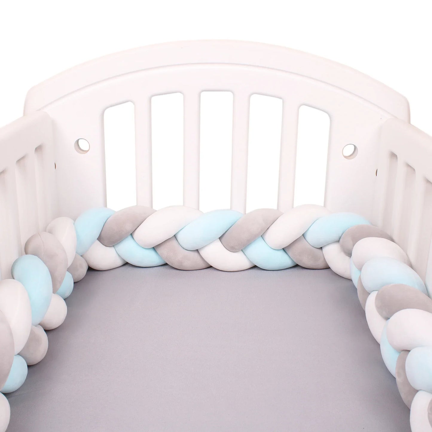 Tour de lit tressé vert gris blanc confortable pour chambre de bébé