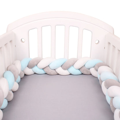 Tour de lit tressé vert gris blanc confortable pour chambre de bébé