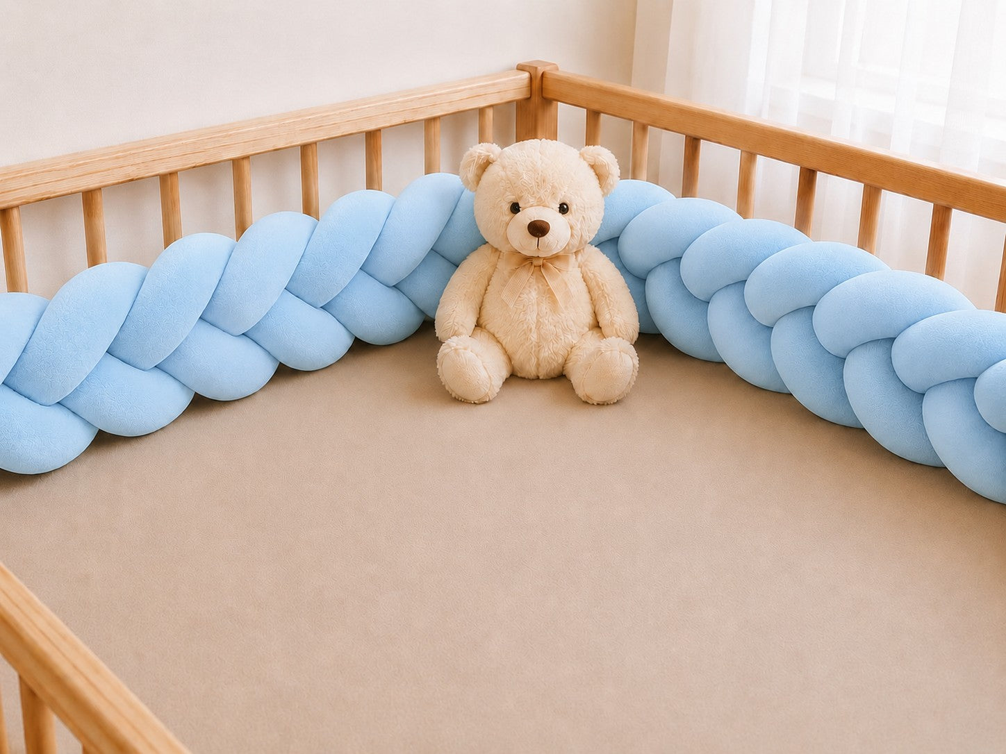 Tour de lit bébé tressé bleu pour protéger le lit