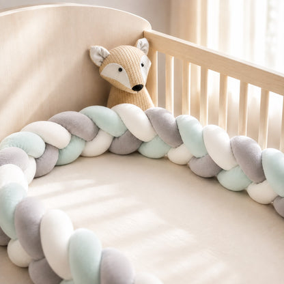 Tour de lit bébé tressé vert gris blanc en tissu doux et respirant.