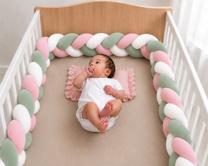 Tour de lit tressé bleu pour bébé dans un berceau.