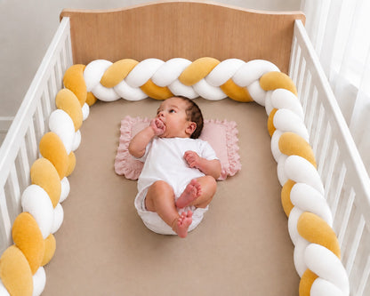 Tour de lit tressé bébé jaune moutarde blanc