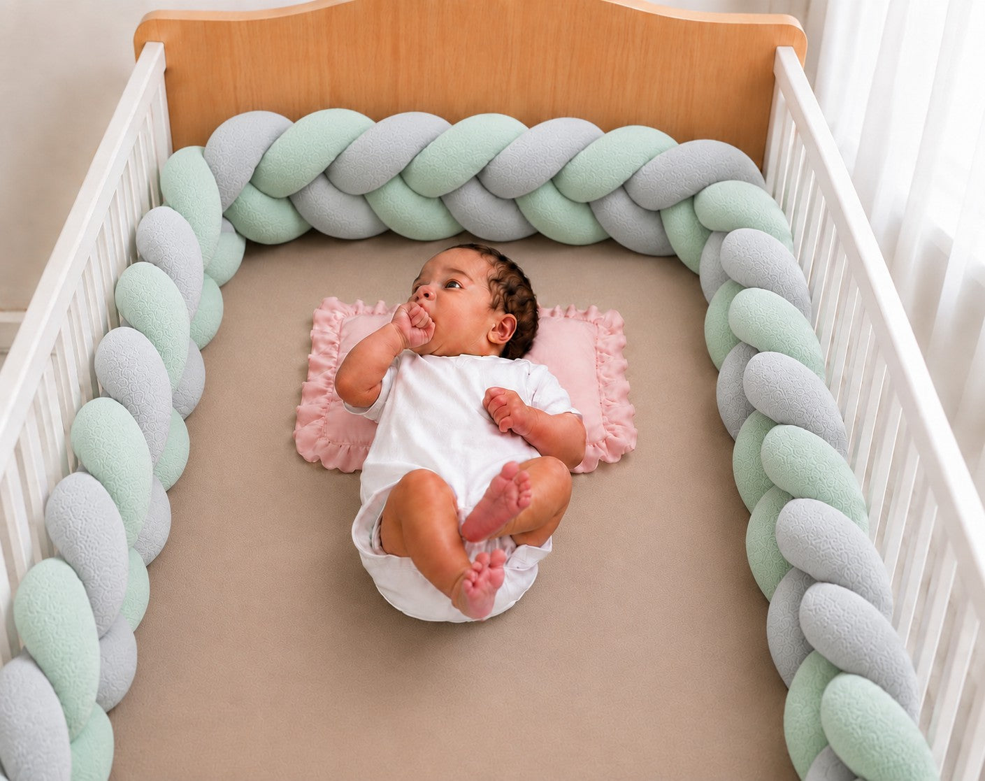Tour de lit tressé menthe et gris pour bébé