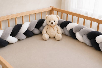 Protection de lit bébé tressée adaptée au berceau et au lit à barreaux.