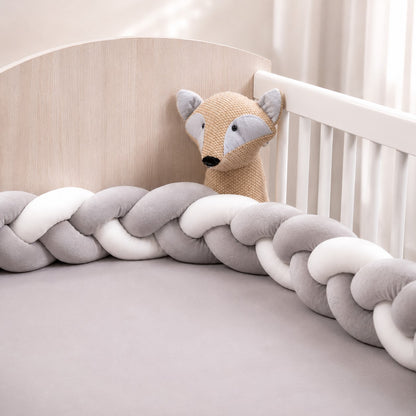 Tour de lit tressé gris et blanc 3 brins en velours doux pour sécuriser le lit de bébé dès la naissance