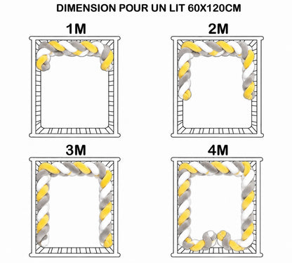 Tour de lit tressé jaune gris blanc installé dans un lit bébé à barreaux.