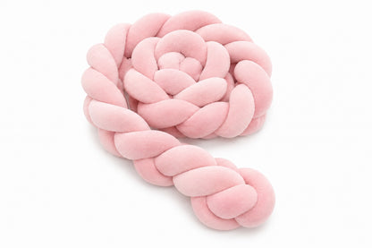 Tour de lit tressé rose pour décorer la chambre bébé