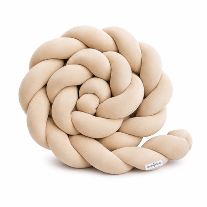 Tour de lit bébé tressé beige doux et respirant pour protéger des barreaux.