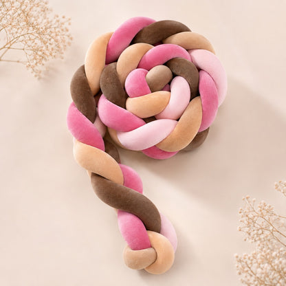 Tresse de lit bébé rose sanguine dans un berceau