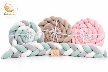 Tresses de lit bébé vert d’eau, rose et beige présentées sur fond blanc