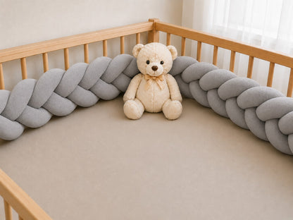 Tresse de lit bébé grise douce et moelleuse au toucher velours.